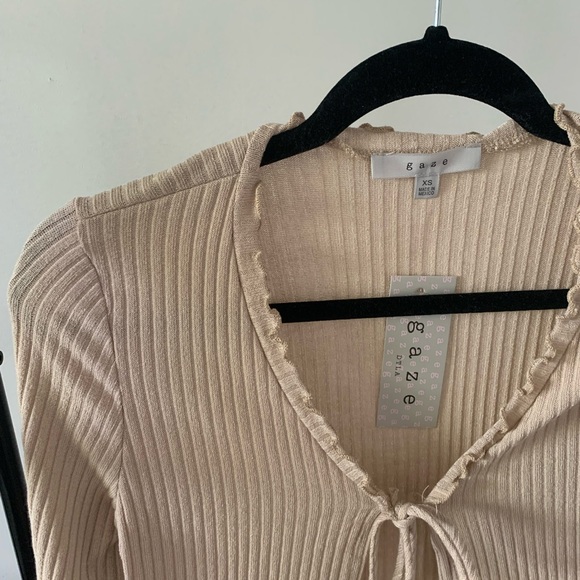 Cute frilled cover-up top. Size XS. - Picture 2 of 3